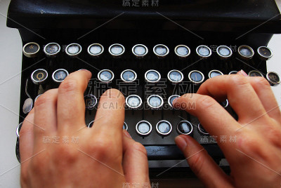 详细的键盘，打字机用两只手
