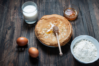 一堆可丽饼和烹饪原料