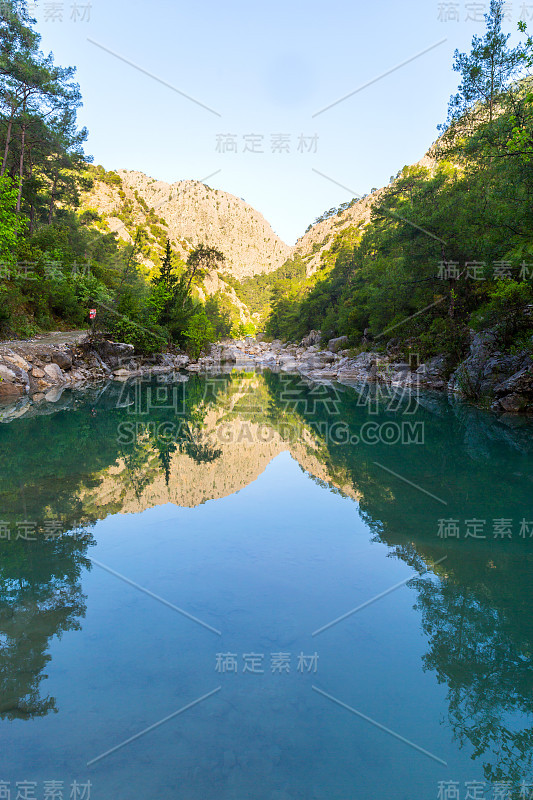 景观与美丽的山湖与翡翠水