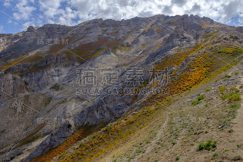 岩石山脊的斜坡