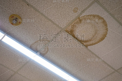天花板上有水点