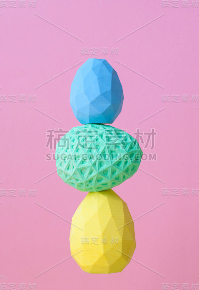在粉红色的背景上，几何彩蛋互相堆叠