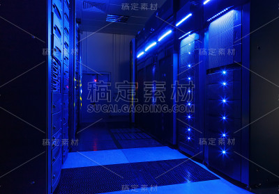 数据中心中有一排排服务器硬件的房间