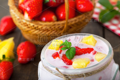 草莓和菠萝口味的酸奶