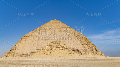 弯曲金字塔是位于达赫舒尔皇家墓地的古埃及金字塔，位于开罗南部约40公里，由古王国法老斯尼弗鲁建造。埃