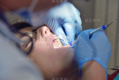 牙医进行手术
