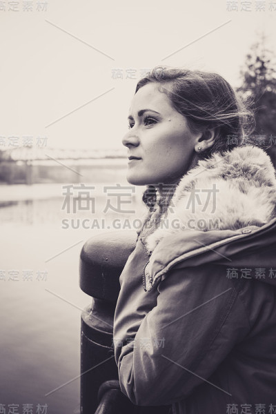 美丽的年轻褐发女人凝视着沉思