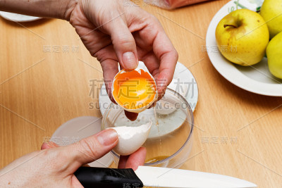 把鸡蛋打成面粉