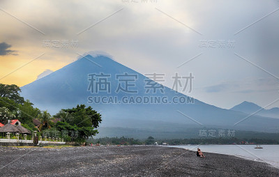 巴厘岛。阿贡火山在阿米德