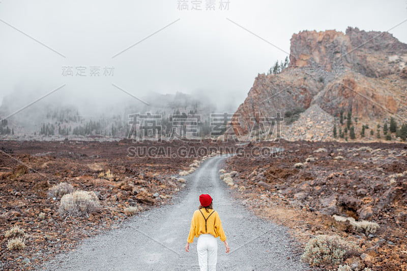 在风景如画的沙漠山谷里的女人