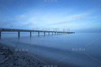长码头位于德国鲁根岛宾茨小镇，在冬季，暴露时间长
