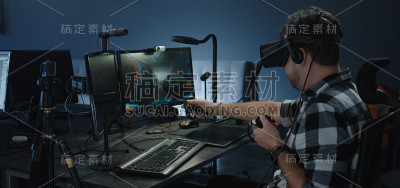 开发者玩VR游戏或模拟器