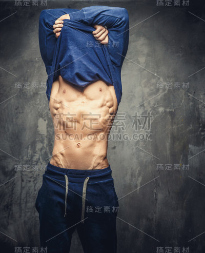 肌肉男拿出了蓝色毛衣。