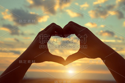 手的轮廓形成一个心形