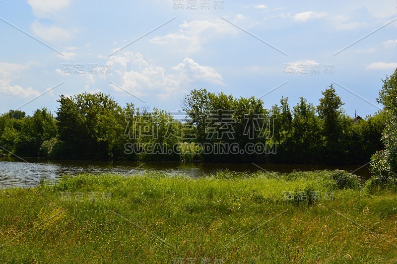 这是乡村夏季河流的全景