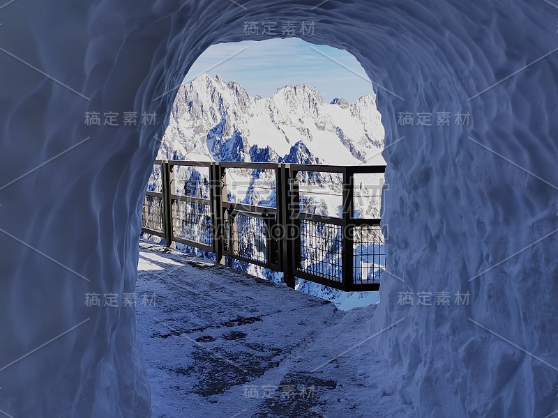 夏蒙尼勃朗峰法国山山顶滑雪滑雪板滑雪板旅行旅行者