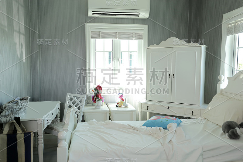白色,灰色
