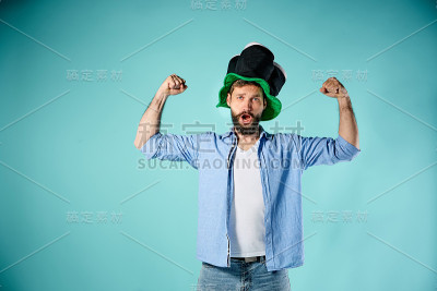 足球迷越过蓝色