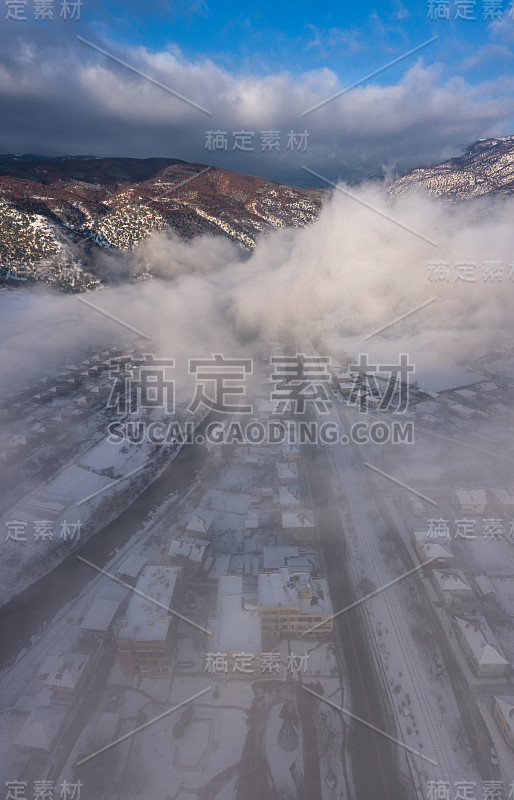 空中拍摄的欧洲雪城