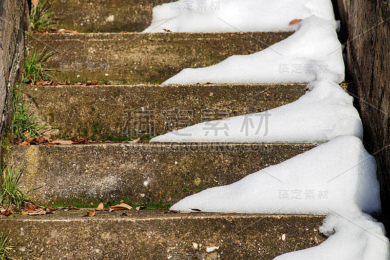 房子里积雪的楼梯很危险。