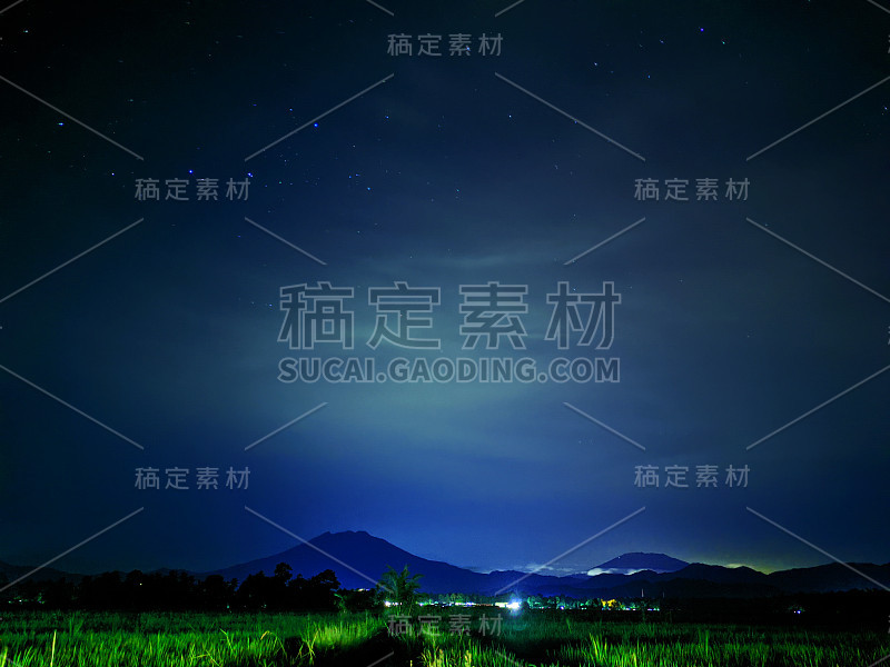 山与星空