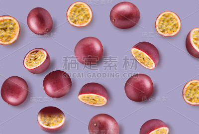 图案与百香果和切片上的紫色背景