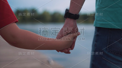 庄稼男人牵着儿子的手