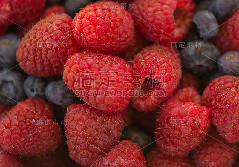 美味新鲜的树莓和蓝莓