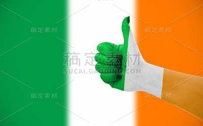 女性手上有爱尔兰国旗