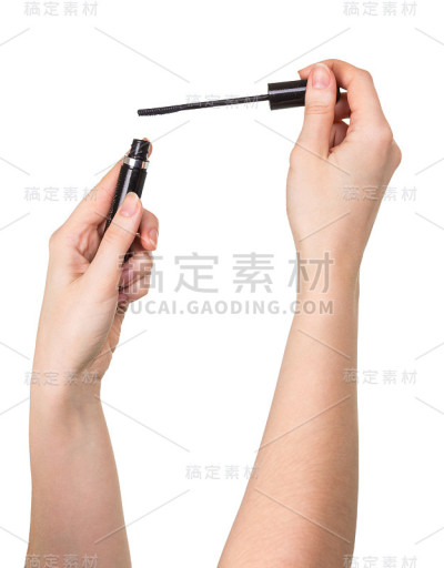 睫毛膏在女性手中孤立在白色。