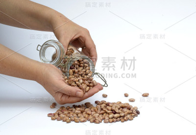 玻璃罐里的棕色豆子
