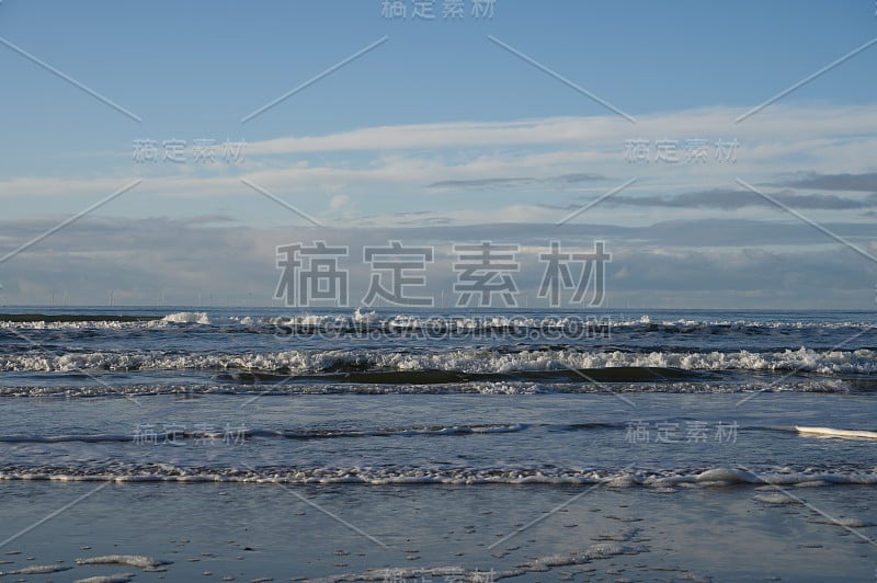 荷兰海景，涨潮时的北海海浪，靠近Castricum aan Zee，荷兰