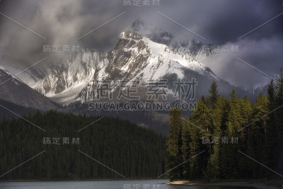 恶性湖-加拿大落基山脉的沉思