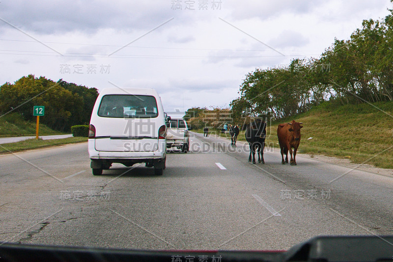 古巴高速公路上的交通状况