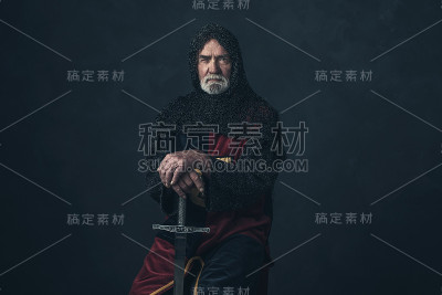 留着胡子，戴着锁子甲，手持宝剑的骑士。