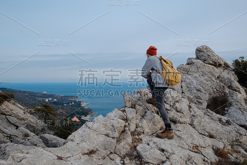 男人背包徒步旅行和红帽子在山区