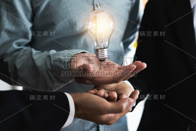 创新和理念的专业领导者，用团队合作的手握灯泡，头脑风暴团队合作和思维管理的理念