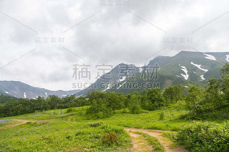 俄罗斯堪察加半岛瓦恰捷山脉。这些是一座古代火山的遗迹，由于一次强烈的喷发而分裂成几个部分。具有地区重