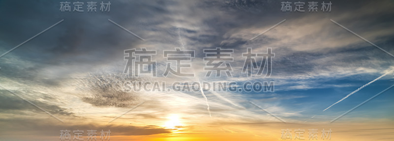 戏剧性的日落天空
