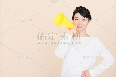 拿着扩音器的年轻女子