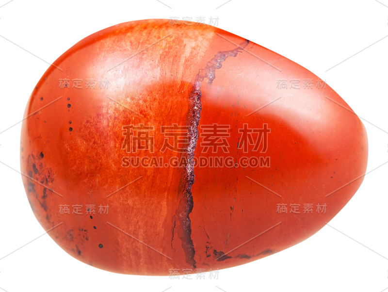 滚落的红色碧玉宝石孤立在白色上