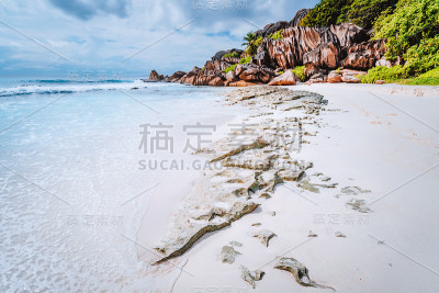 塞舌尔拉迪戈岛的格兰德昂斯海滩。引线形成花岗岩