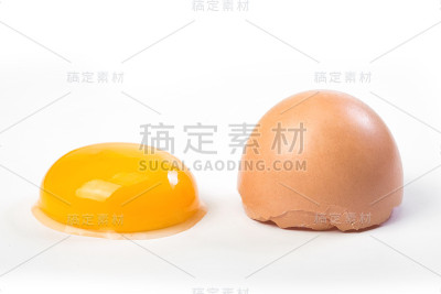 蛋壳的破与一个蛋黄接近在白色的背景。