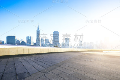 空荡荡的地板上有旧金山的城市景观和天际线