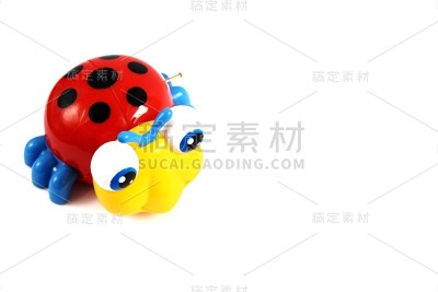 一个儿童的彩色拨浪鼓玩具新生儿在白色的背景。隔离。关闭。