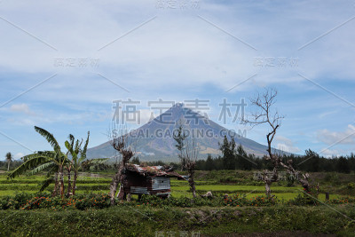 背景是火山的小茅屋