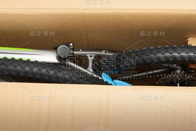 自行车在纸盒，照片从开箱自行车