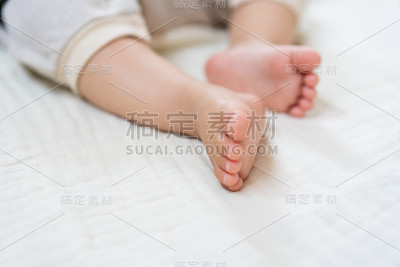 靠近睡着的婴儿的脚