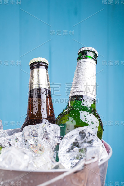 啤酒瓶装在冰桶里