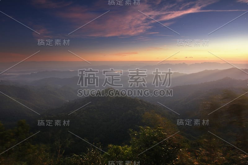 泰国北碧府通phaphum国家公园的“kooddoi山”日出时美丽的风景，非常受摄影师和游客的欢迎。